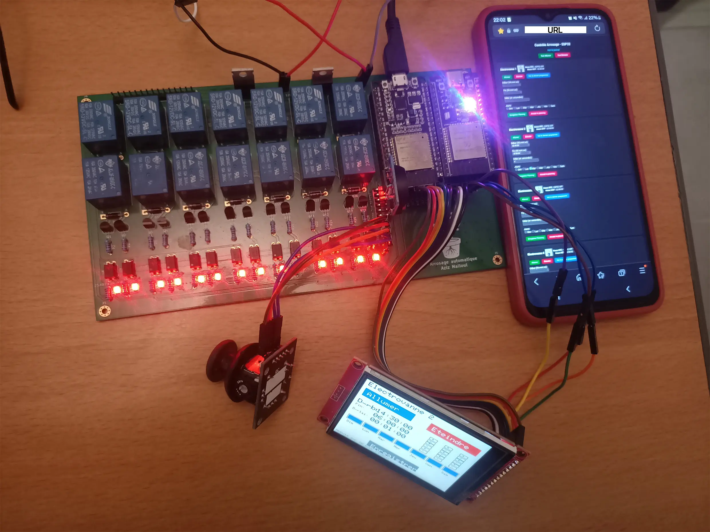 Contrôle de l’électrovanne 2 via l’interface TFT ; carte relais et console web visibles