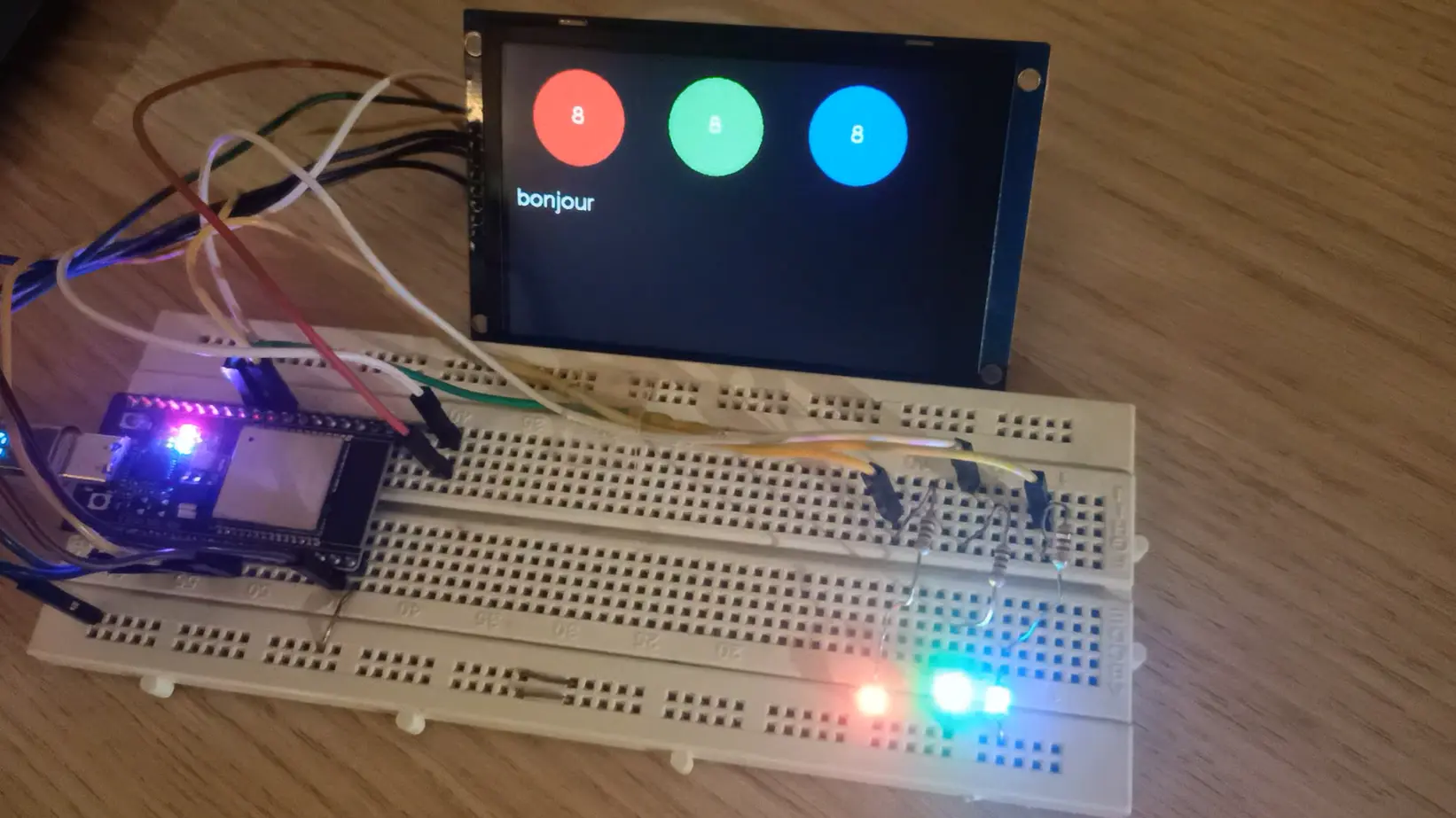 Figure 4 — Résultat : LEDs + TFT bonjour
